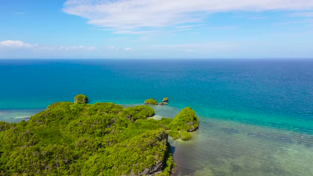 热带景观，海洋和高山与丛林。保和、菲律宾视频素材