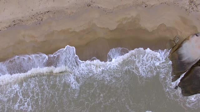 海浪拍打着石滩视频素材