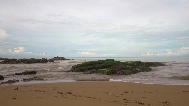 海滩背景在Khaolak Phang Nga。视频素材