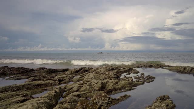 小波浪在岩石滩岸边视频素材