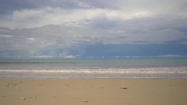 海滩背景对黑暗多云的天空视频素材