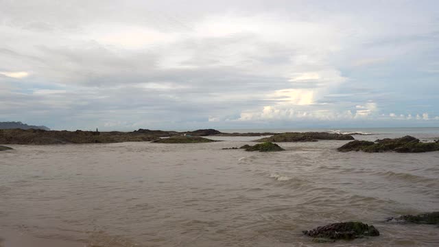 海岸背景在Khaolak Phang Nga视频素材