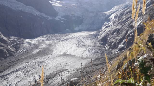 冰川和岩石在Dombay的山上视频素材