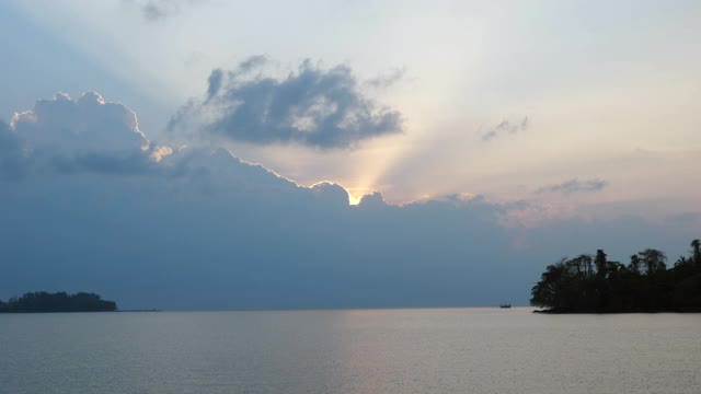 美丽的海上日出天空视频素材