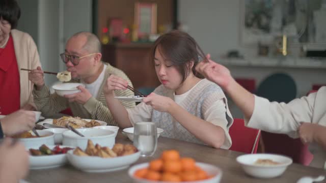 中国多代同堂的一家人在除夕夜吃团圆饭视频素材