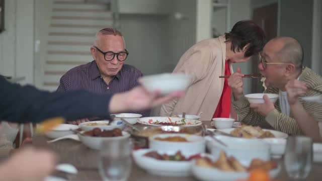 中国多代同堂的一家人在除夕夜吃团圆饭视频素材