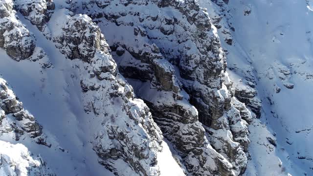 覆盖着白雪的高山山峰的鸟瞰图视频素材