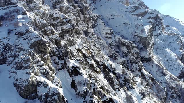 覆盖着白雪的高山山峰的鸟瞰图视频下载