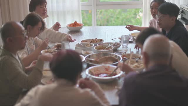 中国多代同堂的一家人在除夕夜吃团圆饭视频素材