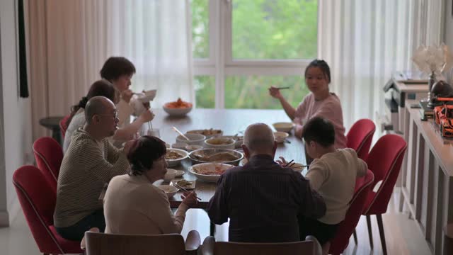 中国多代同堂的一家人在除夕夜吃团圆饭视频素材