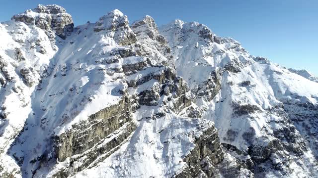 覆盖着白雪的高山山峰的鸟瞰图视频下载