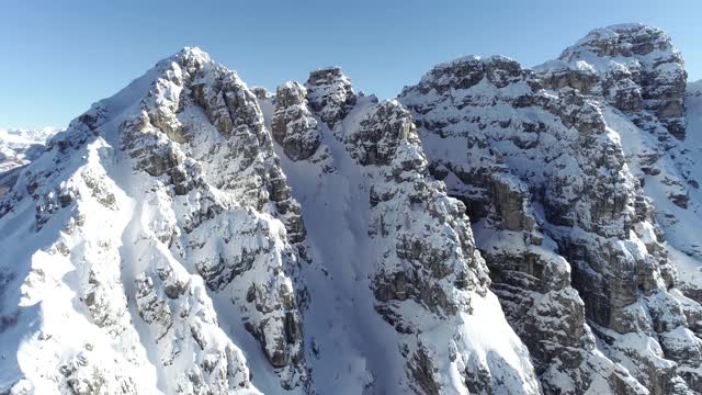 覆盖着白雪的高山山峰的鸟瞰图视频素材