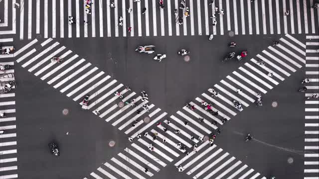 无人机视角的城市街道十字路口视频素材