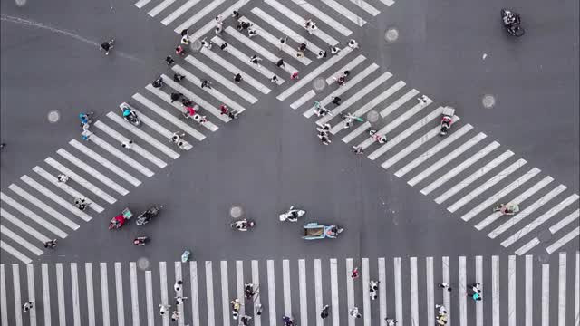 无人机视角的城市街道十字路口视频素材