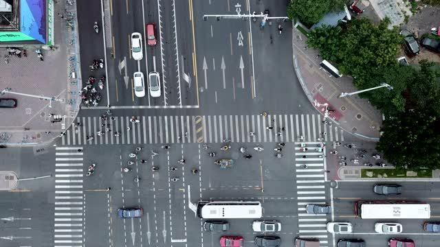 无人机视角的城市街道十字路口视频素材