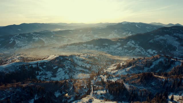 奇妙的山地景观在一个冬天的早晨，鸟瞰冬季森林在日出，霜冻的自然环境。视频素材