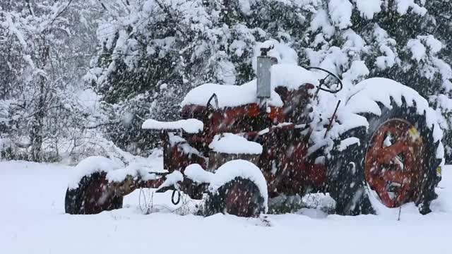 旧拖拉机在暴风雪中抛锚。视频下载