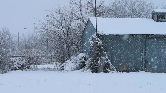 暴风雪中的旧谷仓视频下载