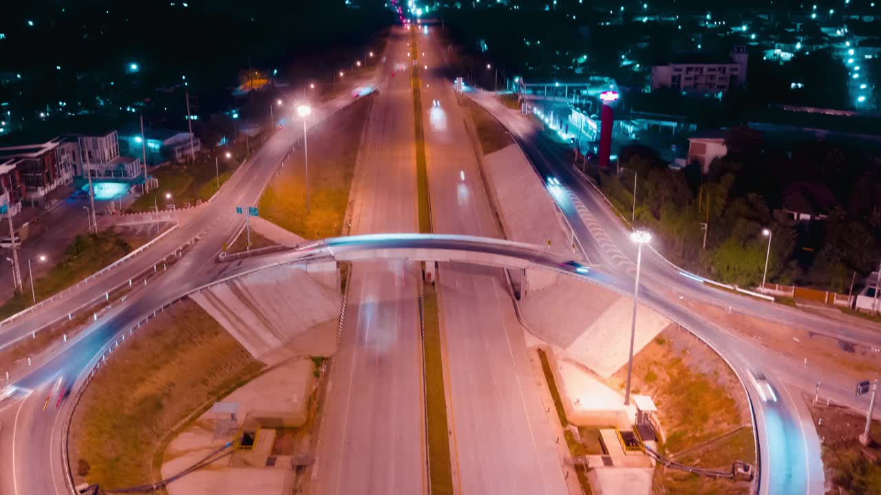 公路路口鸟瞰图和时间间隔摘要。在泰国清迈的十字路口，夜路环线。视频素材