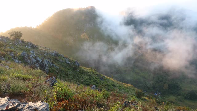 在泰国清迈的Doi Luang Chiang道，薄雾在日落时流过山丘视频素材