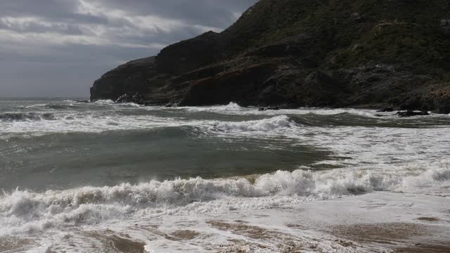 西班牙海滩在多云天气海浪。视频素材