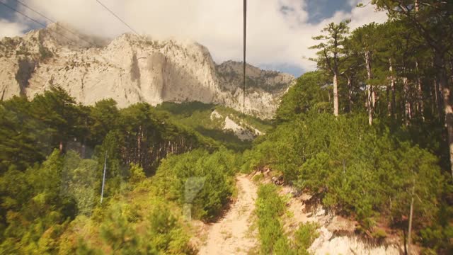 从缆车上到克里米亚的埃佩特里山顶的全景视频素材