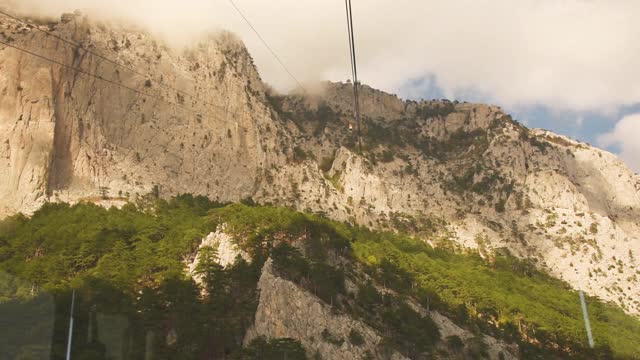 从缆车上到克里米亚的埃佩特里山顶的全景视频素材