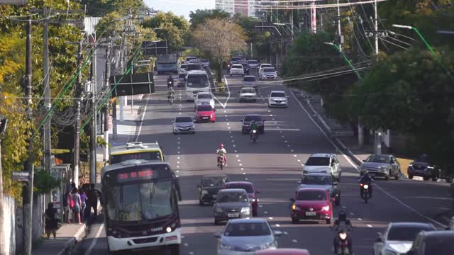 早上马瑙斯市大街上的交通状况视频素材