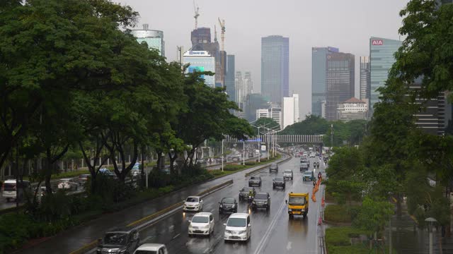 雨夜雅加达市区交通街道步行桥慢镜头4k印尼视频素材