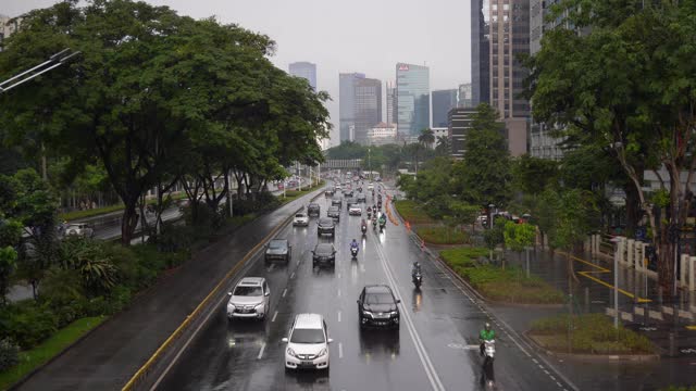 雨夜雅加达市区交通街道步行桥慢镜头4k印尼视频素材