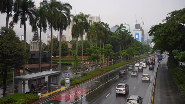 雨夜雅加达市区交通街道步行桥慢镜头4k印尼视频素材