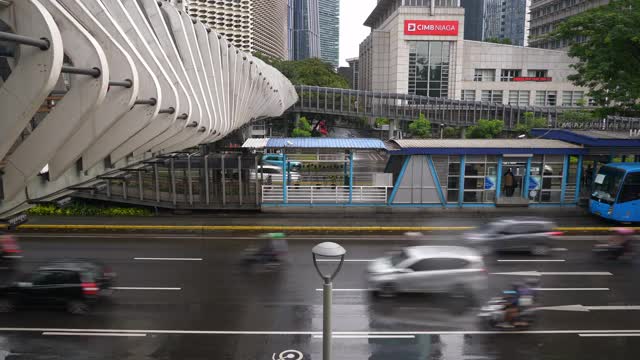 雨夜雅加达市区交通街道步行桥慢镜头4k印尼视频素材