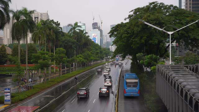 雨夜雅加达市区交通街道步行桥慢镜头4k印尼视频素材