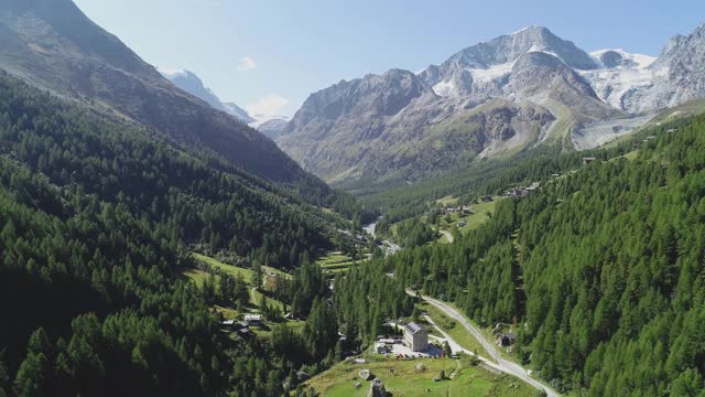 高山，溪流和冰川在夏天，阿尔卑斯山谷，瑞士视频素材