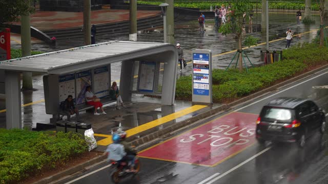 雨夜雅加达市区交通街道汽车站行人桥慢镜头4k印尼视频素材