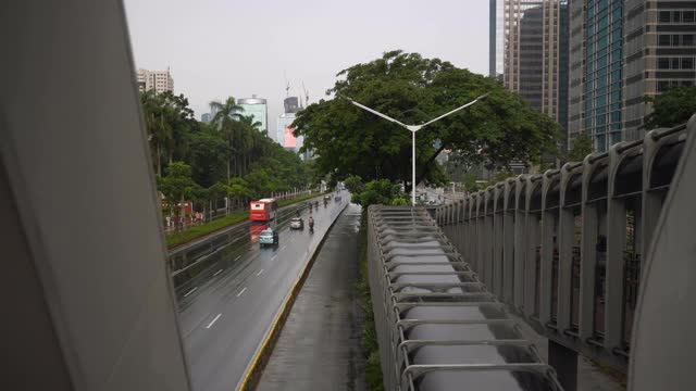 雨夜雅加达市区交通街道步行桥慢动作步行全景4k印尼视频素材