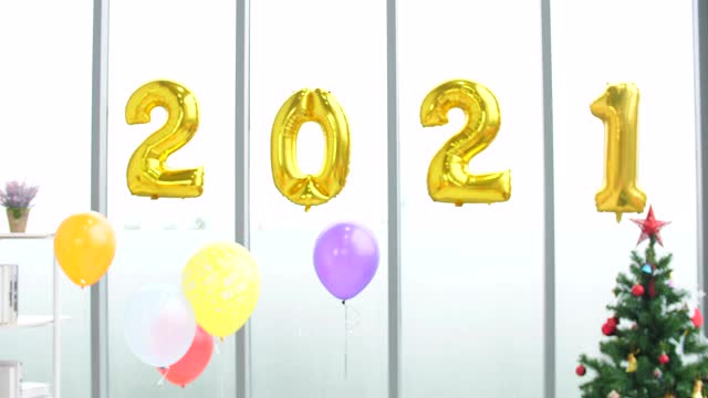 2021年新年，年轻的亚洲女孩在办公室新年派对上迎接2021年视频素材