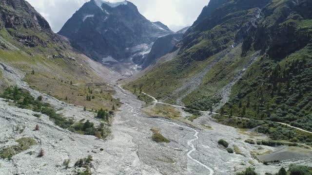 高山，溪流和冰川在夏天，阿尔卑斯山谷，瑞士视频素材