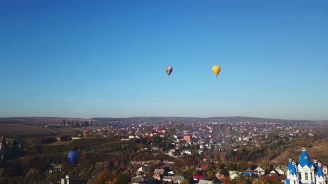 美丽的秋天的风景。无人机全景俯瞰下的城市。建筑物和房屋。热气球飞过小镇。视频素材