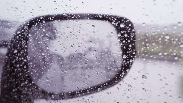 后视镜中的雨视频素材