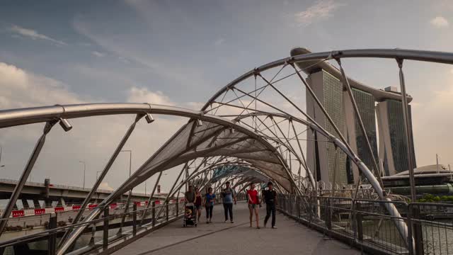 日落天空新加坡市中心著名的人行天桥延时全景4k视频素材