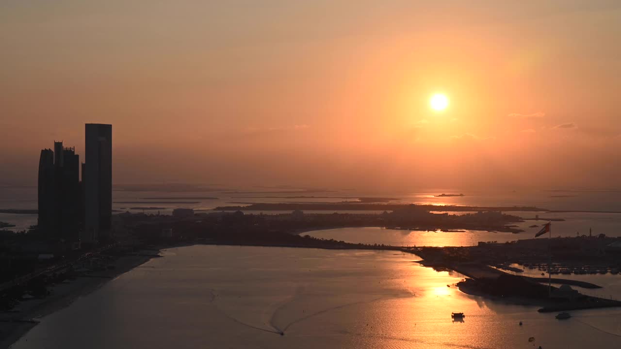 这段时间的推移显示了阿布扎比港口的夕阳。视频下载