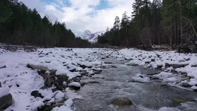 飞越彻吉特山谷冬季的山河视频下载