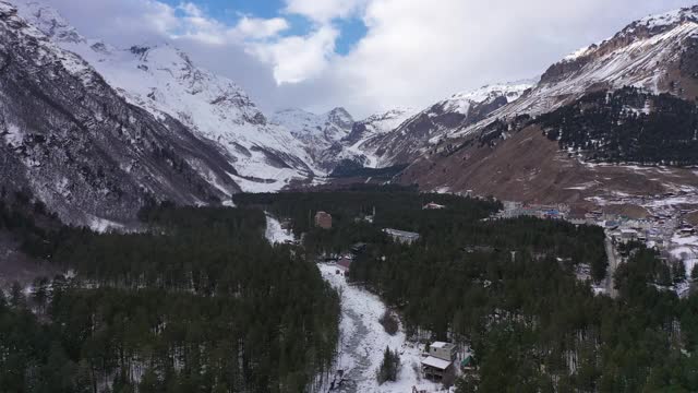 飞越彻吉特山谷冬季的山河视频下载