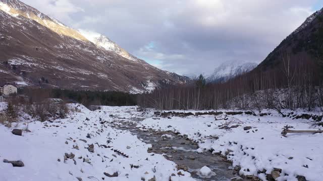 飞越彻吉特山谷冬季的山河视频下载