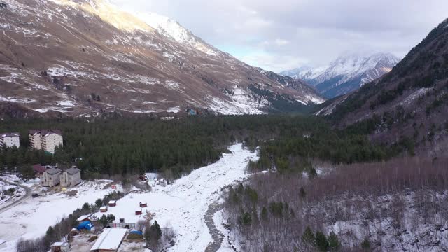 飞越彻吉特山谷冬季的山河视频下载