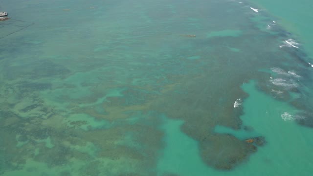 从空中俯瞰蓬塔佛得角海滩和马塞奥城市，阿拉戈斯，巴西视频素材