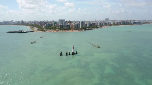 蓬塔佛得角海滩灯塔和空中马塞奥城市景观，阿拉戈斯，巴西视频素材