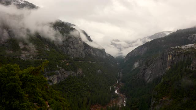 左至紧潘，默塞德河，高架视图，120公路，暴风雨的一天，约塞米蒂国家公园，马里波萨县，加利福尼亚州，4K视频视频素材