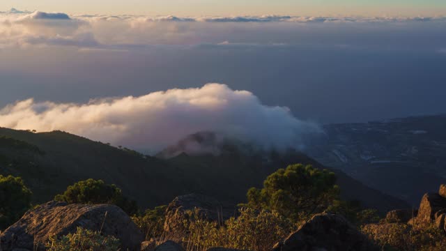 黎明时分山顶上的云的延时视频下载